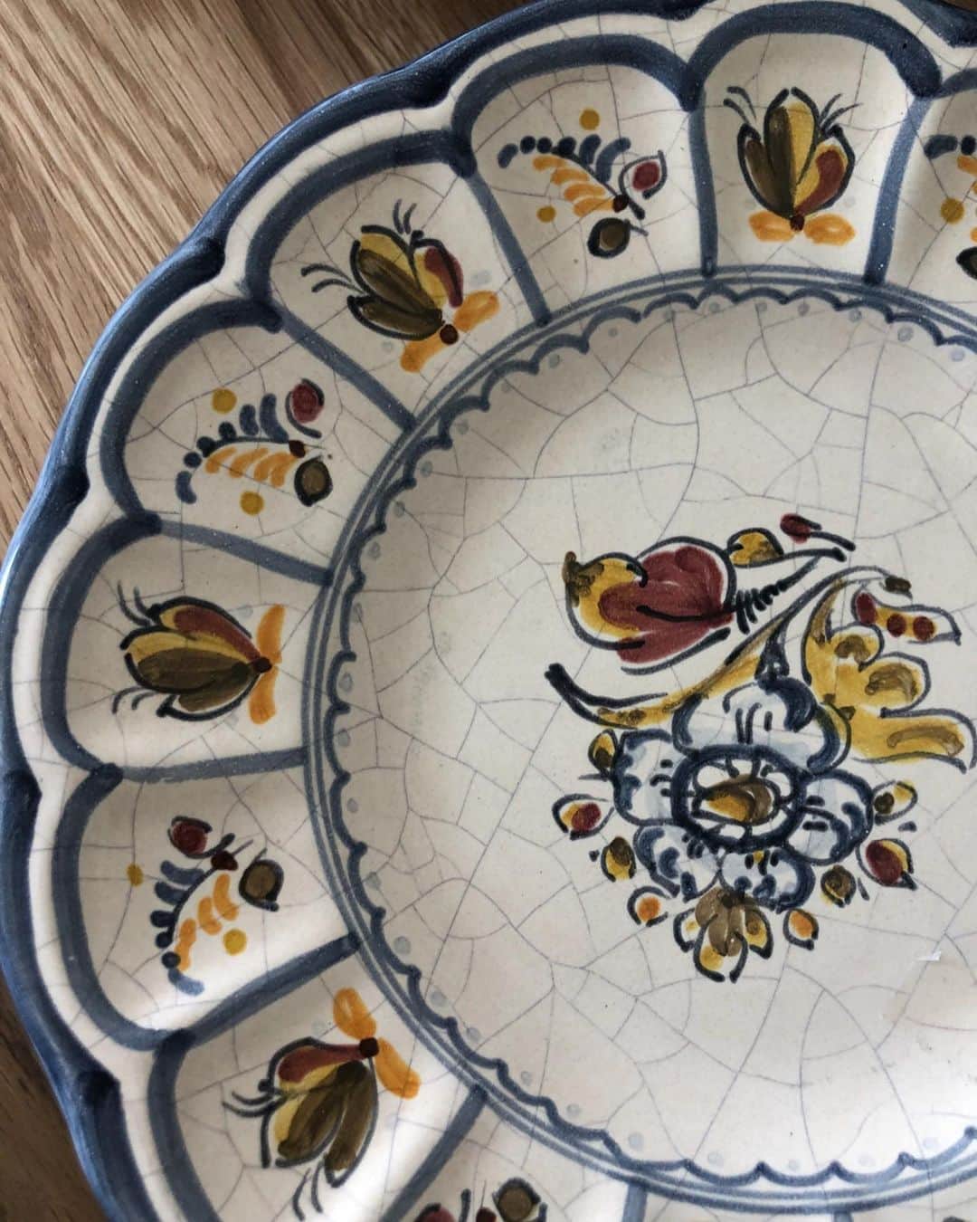 村田倫子さんのインスタグラム写真 - (村田倫子Instagram)「スペインでかった食器たち。 もこもこしてる、丸皿はトレドで。 お花のペイントが愛らしい楕円のお皿はバルセロナの小道で。 海外ならではの色彩や形がお気に入りです☺︎ . 実は我が家にはたくさん食器があるので(旅先で目が合うとお持ち帰りしちゃう)また紹介します。 今年の目標は、そんなお皿たちが喜ぶ料理をつくること…。まだまだ道のりは長いけれど、食器を使いたいがためにキッチンに立つようになったので、大事ですね、これ。」6月21日 22時35分 - rinco1023