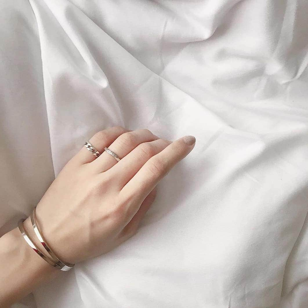 森彩華のインスタグラム：「. 着用は 『Pinky ring』 2480yen 『Twin bangle』2480yen の重ね付け💕 . . @mii_s214 さん 重ね付け最高です！ ありがとうございます‼️ . . . 詳細は、プロフィールURLにて🌟 . . . #ハンドメイドピアス #ハンドメイド作家 #ハンドメイド作家さんと繋がりたい #シルバーアクセサリー  #一点物ピアス #ハンドメイドイヤリング #ハンドメイドアクセサリー #シルバーアクセサリー #シルバーピアス #大ぶりピアス #春夏アクセサリー #春夏コーデ #handmade #accessory #handmade accessory #大人カジュアル #韓国ファッション #個性派ピアス #お洒落さんと繋がりたい #インポートアクセサリー #シルバーリング #手元コーデ #手元倶楽部 #耳元コーデ #耳元倶楽部」