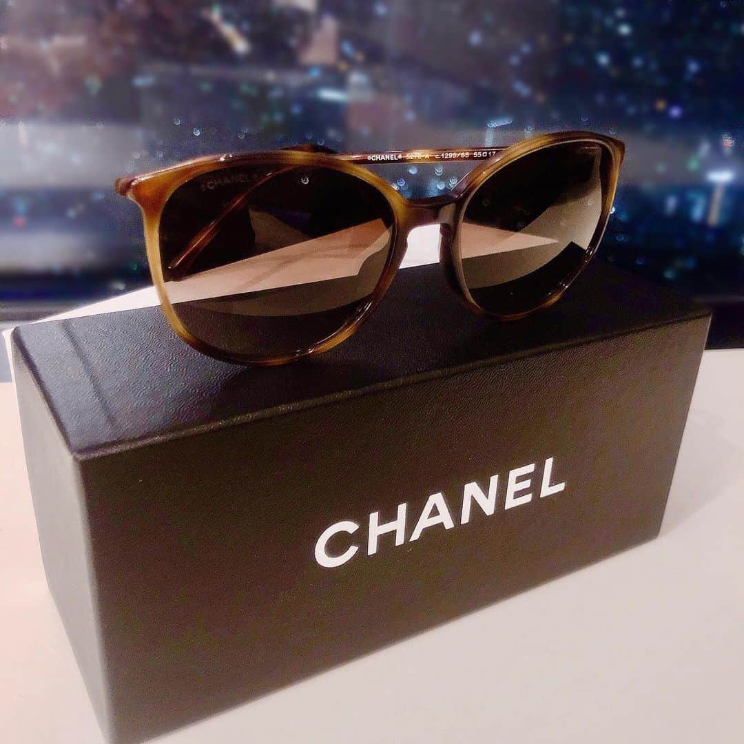 岡田栞奈のインスタグラム：「birthday present🎀 ・ ・ ・ 第一弾はサングラス🕶🎁 すっぴんの時にどこでも かけていける普段使い用の サングラス探してるって 言ってたの覚えててくれてた 🥺❤️❤️❤️ ・ ・ ・ 私が本当は紫外線とか光に人一倍弱くて 年中サングラスかけなきゃいけない目で、 今年からはちゃんとかけようねって 言われてたから。そういうのも考えて レンズもちゃんと種類選んでくれたみたいで、 優しすぎる😭😭😭😭 ・ ・ CHANELが似合うって 言ってくれるの嬉しい💓 ありがとうっ😽💓 #chanel #present #surprise #birthdaypresent #thankyou #mydarling #love #❤️ #シャネル #プレゼント #サプライズ #第一弾 #誕生日 #サングラス #だいすき #ありがとう❤️」