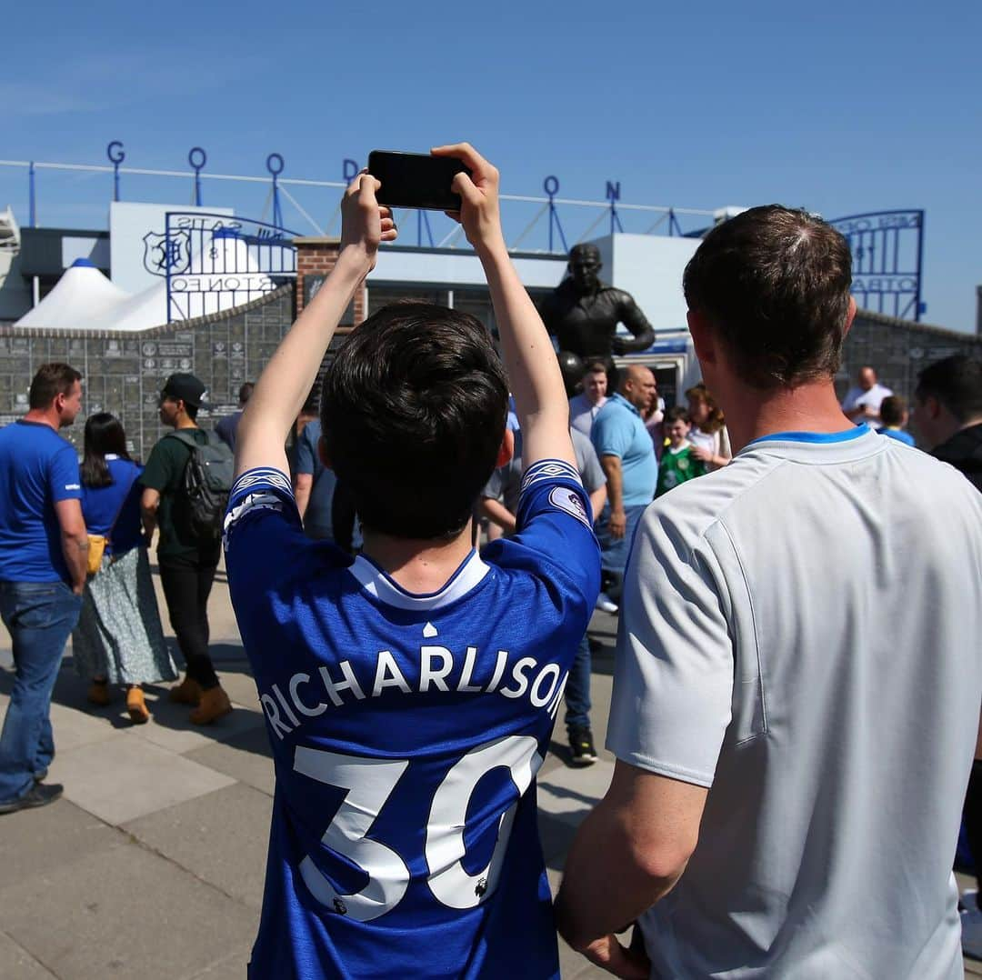 エヴァートンFCさんのインスタグラム写真 - (エヴァートンFCInstagram)「Tag us in your #EFC selfies on #NationalSelfieDay! 🤳 • • • #selfie #selfies #selfieday #efc #everton #epl #pl #richarlison #football #premierleague」6月21日 22時37分 - everton