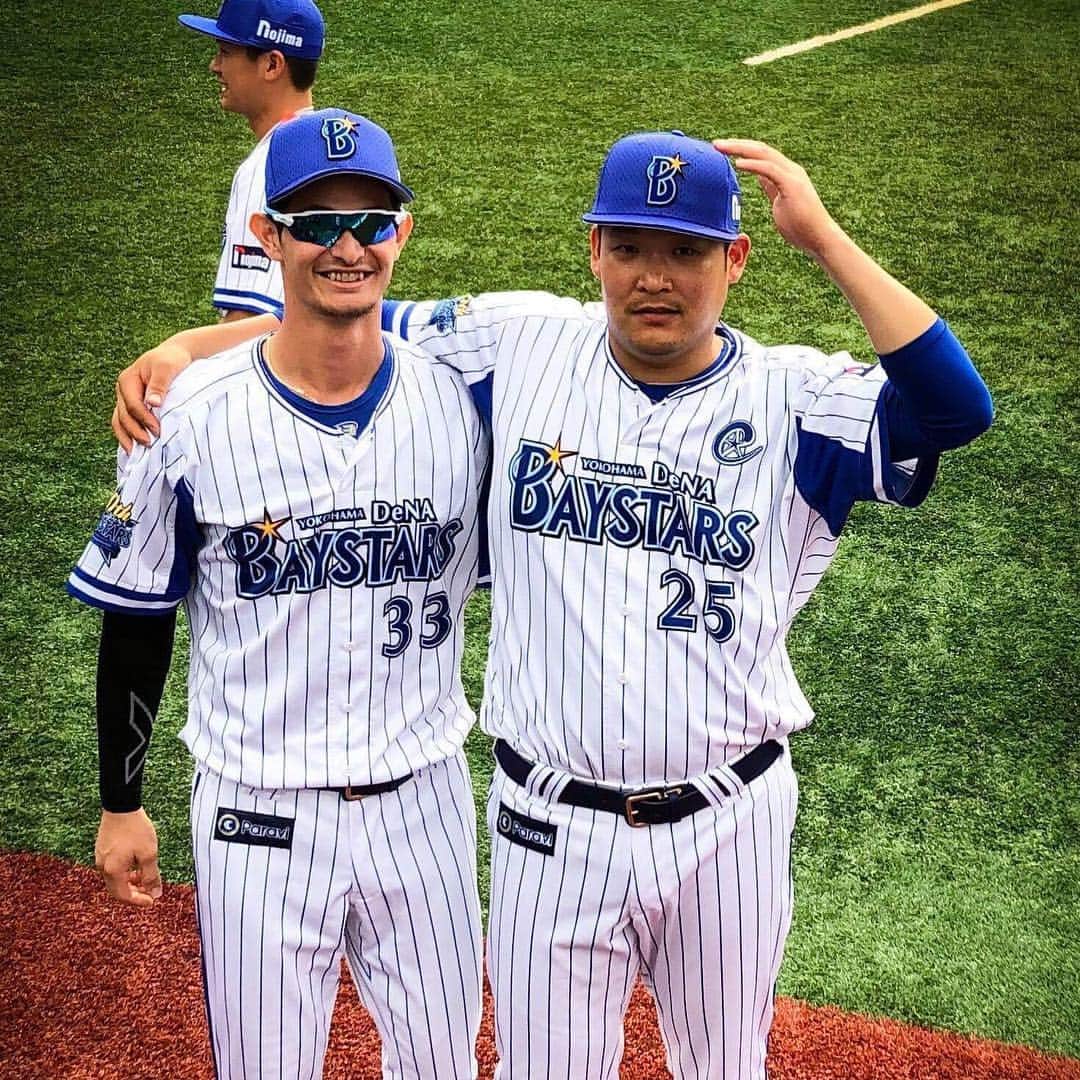 乙坂智のインスタグラム：「🕶」