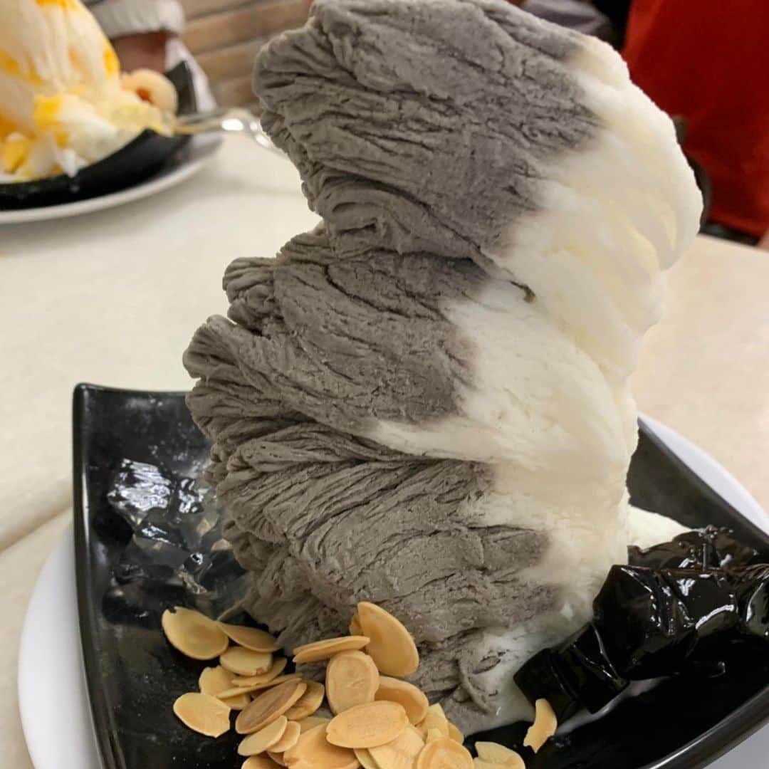 大西蘭さんのインスタグラム写真 - (大西蘭Instagram)「・ シンガポールのガイドブックにだいたい載っているかき氷のお店🍧味香園🍧 ・ マンゴーライチとアーモンドセサミ😋 ・ 甘過ぎず、さっぱり食べられる👌 ・ チャイナタウンは激安お土産の宝庫なので、お買い物の合間に一息つくのにぴったり。 ・ ・ #シンガポール暮らし #シンガポール旅行 #味香園 #かき氷 #シンガポールスイーツ #チャイナタウンシンガポール」6月21日 22時39分 - onishiran