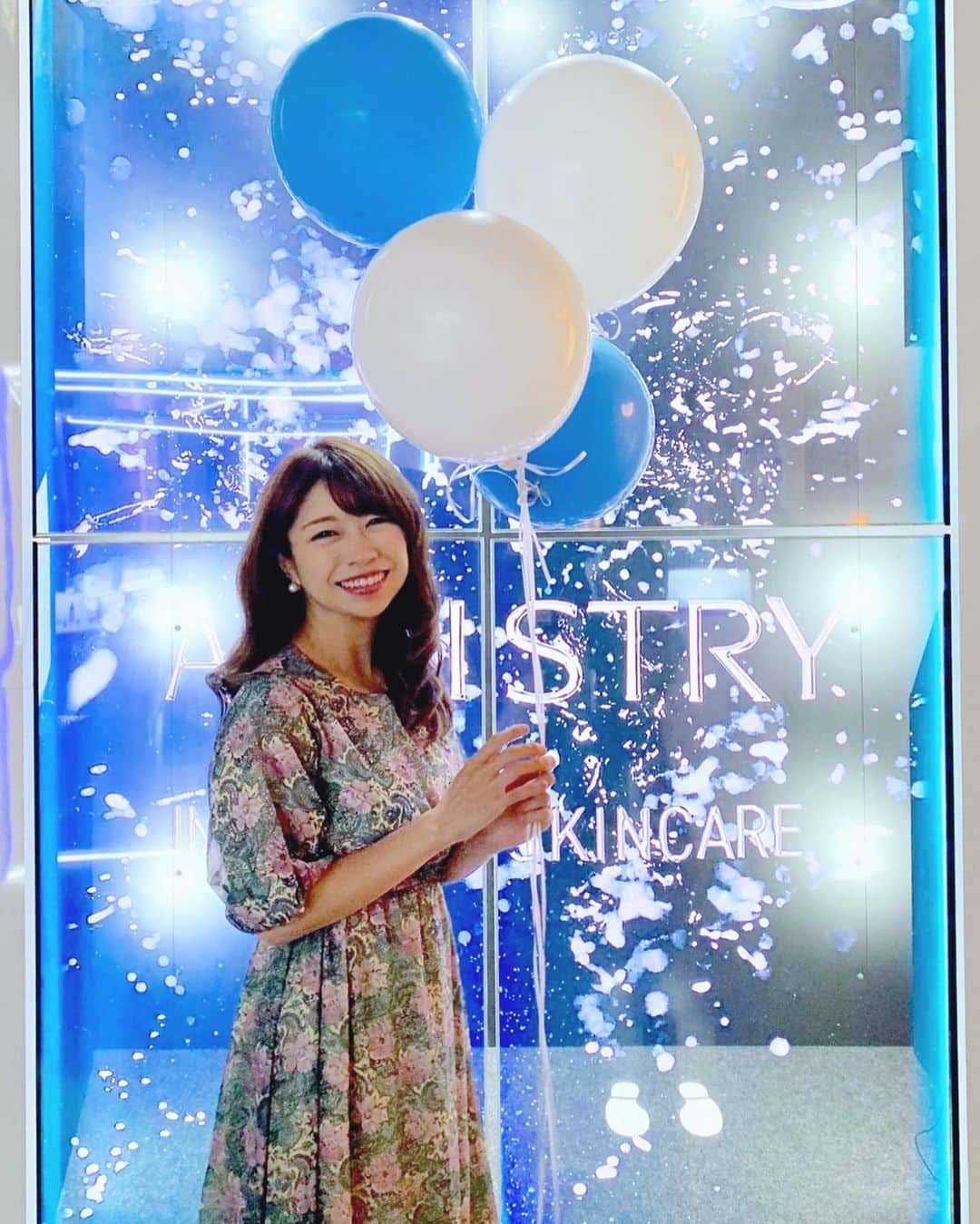 こままりえさんのインスタグラム写真 - (こままりえInstagram)「✴︎ artistry🎈☁️ . #ブルガリ銀座 で開催された 高級スキンケアブランドの #アーティストリー の製品発表会へ✨ 6月26日発売の製品を 一足お先に体験してきました☺️🎈☁️ . 肌サビに着目してハリを極めてくれる この新しい美容液は今回 #日本初上陸 だそう✨ . 皮膚科医の小林智子先生 #肌サビ のリスクについて教えてもらった後 人気クロスフィットトレーナーAYAさんに 肌サビ防止トレーニングを教えてもらったから 私も問題が深刻になる前に しっかり予防しようと思います😉💡 . 綺麗なママって子供達に 思ってもらえるよう努力努力っ🥺✨ . #pr #artistry #artistrysummerlounge #肌サビ気になる #肌サビに着目 #高級スキンケア #スキンケアブランド #銀座 #ブルガリ #トレーニング #クロスフィットトレーナー #肌サビ #美容液 #ビタミンC #ヒアルロン酸 #フレッシュエッセンス #スキンケア #肌活 #美容好き #美容マニア #美容好きさんと繋がりたい #ブルガリ #ブルガリ銀座タワー」6月21日 22時42分 - komamarie