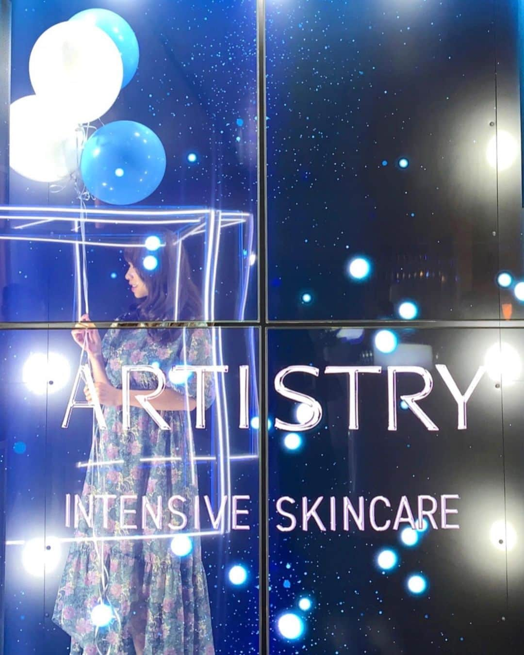 こままりえさんのインスタグラム写真 - (こままりえInstagram)「✴︎ artistry🎈☁️ . #ブルガリ銀座 で開催された 高級スキンケアブランドの #アーティストリー の製品発表会へ✨ 6月26日発売の製品を 一足お先に体験してきました☺️🎈☁️ . 肌サビに着目してハリを極めてくれる この新しい美容液は今回 #日本初上陸 だそう✨ . 皮膚科医の小林智子先生 #肌サビ のリスクについて教えてもらった後 人気クロスフィットトレーナーAYAさんに 肌サビ防止トレーニングを教えてもらったから 私も問題が深刻になる前に しっかり予防しようと思います😉💡 . 綺麗なママって子供達に 思ってもらえるよう努力努力っ🥺✨ . #pr #artistry #artistrysummerlounge #肌サビ気になる #肌サビに着目 #高級スキンケア #スキンケアブランド #銀座 #ブルガリ #トレーニング #クロスフィットトレーナー #肌サビ #美容液 #ビタミンC #ヒアルロン酸 #フレッシュエッセンス #スキンケア #肌活 #美容好き #美容マニア #美容好きさんと繋がりたい #ブルガリ #ブルガリ銀座タワー」6月21日 22時42分 - komamarie