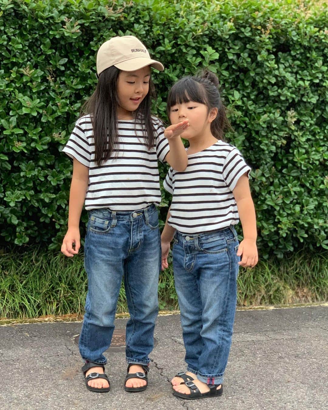 mocchiのインスタグラム：「2019.06.21 こんばんは🌝 ・ ・ 最近暖かくなってきて、虫が出てきたね🐛🐝🐜🐞🐌 ・ ・ 世の中で1番嫌いです。虫。 ・ ・ ほんと、どんなに小さな虫でも無理すぎて 見つけたら速攻やっつけます🔨 ・ ・ で、今日家の中に蚊のでっかいやつ(名前が分からん)がいて すかさずスリッパでパンっ！ってやっつけて 小春に、ティッシュで包んで捨ててー！って頼んだら(自分では出来んから) 小春に 👧🏻なんでお外に逃がしてあげないの！？ 命だよ！って怒られた。 ・ ・ あぁ、確かにそーだよね。 6歳に説教された。 しかも、グーの音も出ない。 ・ ・ でもさ、逃がすってめっちゃ怖くない？ ・ そんな至近距離に生きた状態で寄れないし←死んでても無理なのに ・ みんなどーしてるの？😭 ・ ・ 👧🏻全身 @branshes  #ブランシェス#branshes ・ ・ ・ ハワイでリバウンドしたので また絶賛ダイエット中。 とりあえず、 #マジカルシェリー 履いてお尻引き締め🍑 @majicalsherry_lme ・ ・ ・」