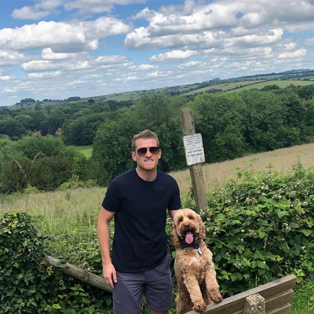 スティーヴン・デイヴィスのインスタグラム：「Walks with my boy 🐶」
