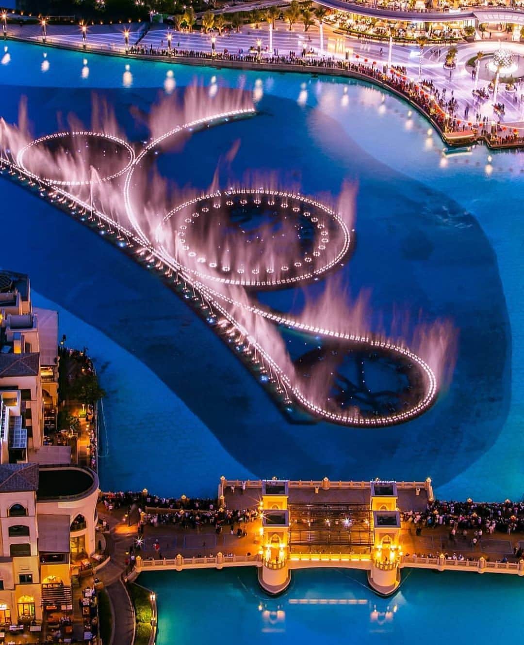 ドバイのインスタグラム：「Dubai dancing fountain 📷:@steviekahn」