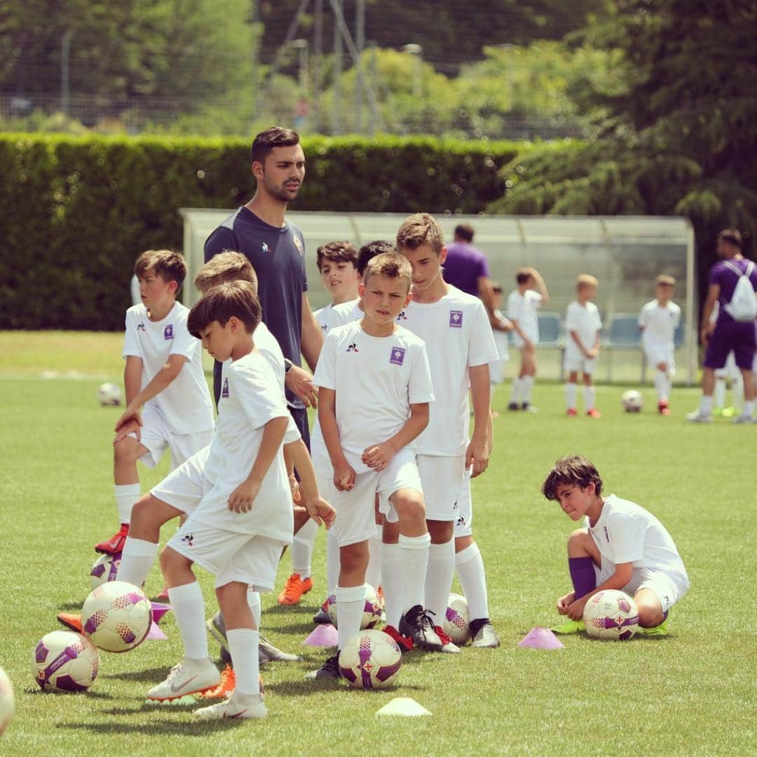 ACFフィオレンティーナさんのインスタグラム写真 - (ACFフィオレンティーナInstagram)「Joe Barone ed Il Prof. Vergine al Centro Tecnico Federale di Coverciano insieme ai ragazzi dei Fiorentina Camp | Joe Barone and Vincenzo Vergine at the FIGC Technical Centre in Coverciano with children taking part in the Fiorentina Camp programme  #FiorentinaCamp #ForzaViola」6月21日 22時58分 - acffiorentina