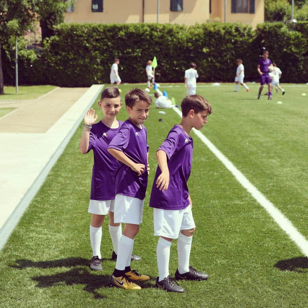 ACFフィオレンティーナさんのインスタグラム写真 - (ACFフィオレンティーナInstagram)「Joe Barone ed Il Prof. Vergine al Centro Tecnico Federale di Coverciano insieme ai ragazzi dei Fiorentina Camp | Joe Barone and Vincenzo Vergine at the FIGC Technical Centre in Coverciano with children taking part in the Fiorentina Camp programme  #FiorentinaCamp #ForzaViola」6月21日 22時58分 - acffiorentina