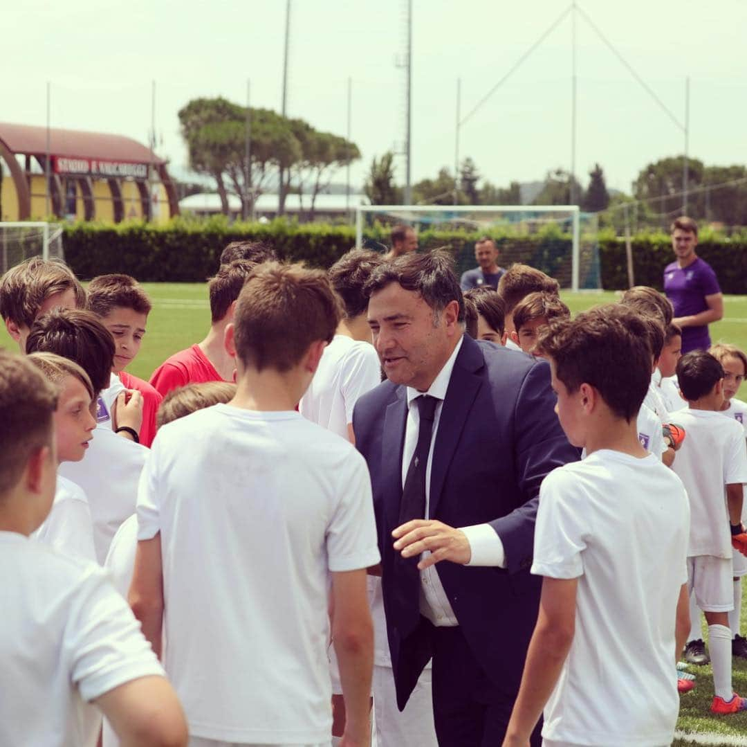 ACFフィオレンティーナさんのインスタグラム写真 - (ACFフィオレンティーナInstagram)「Joe Barone ed Il Prof. Vergine al Centro Tecnico Federale di Coverciano insieme ai ragazzi dei Fiorentina Camp | Joe Barone and Vincenzo Vergine at the FIGC Technical Centre in Coverciano with children taking part in the Fiorentina Camp programme  #FiorentinaCamp #ForzaViola」6月21日 22時58分 - acffiorentina