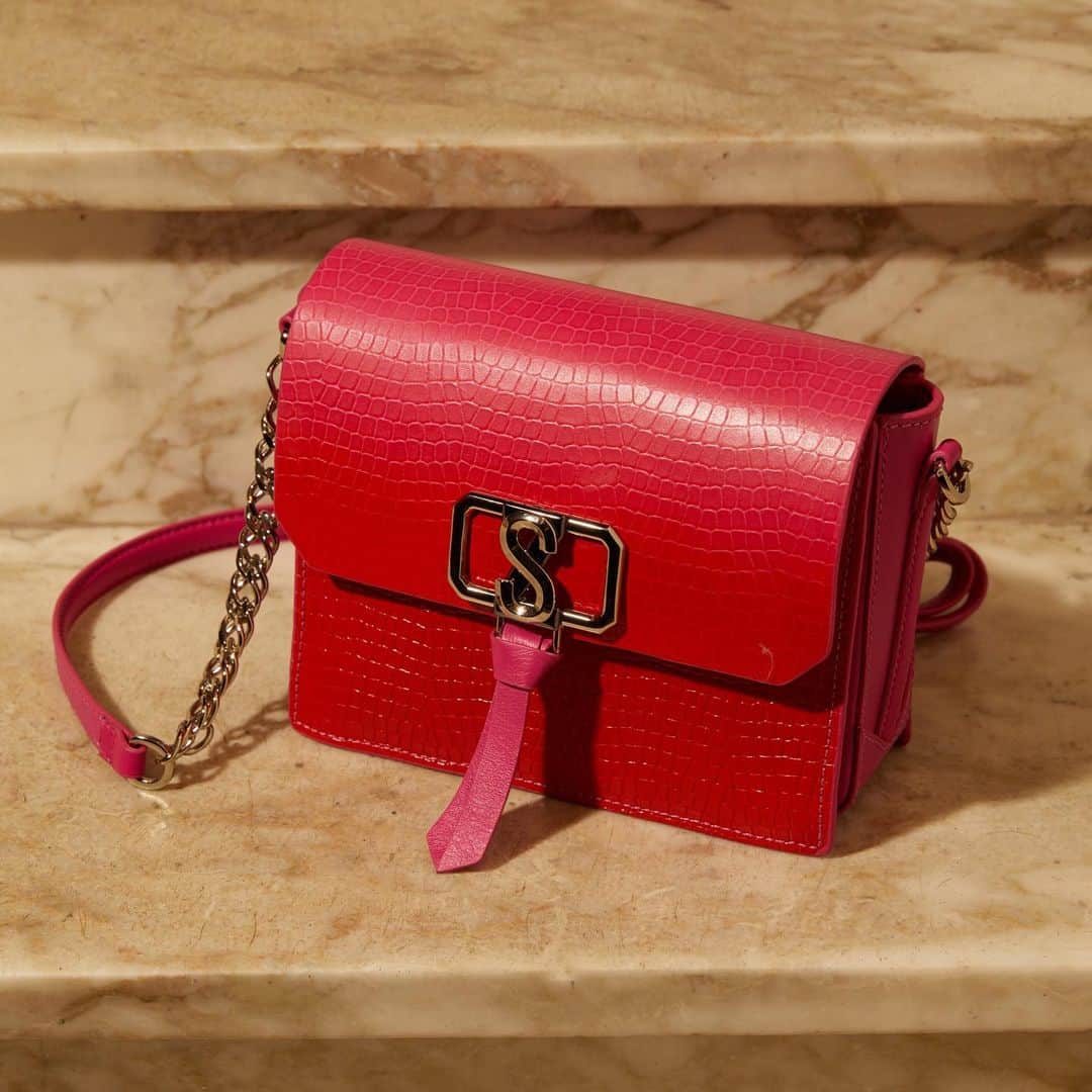 Schutzのインスタグラム：「I'TS ALWAYS TIME TO PARTY ON FRIDAY.  Get into #schutzhandbags #schutzresort」