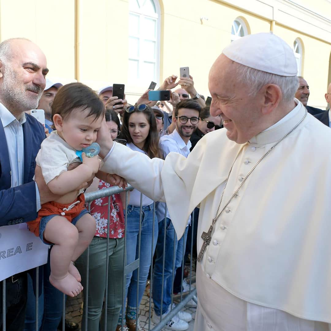 フランシスコ（ローマ教皇）さんのインスタグラム写真 - (フランシスコ（ローマ教皇）Instagram)「EN: Without communion and without compassion that is constantly nourished by prayer, theology not only loses its soul, but loses the intelligence and the ability to intepret reality in a Christian way.  PT: Sem comunhão e sem compaixão, constantemente alimentadas pela oração, a teologia não só perde a alma, mas perde a inteligência e a capacidade de interpretar de maneira cristã a realidade.  ES: Sin comunión y sin compasión, alimentadas constantemente por la oración, la teología no solo pierde el alma, sino también la inteligencia y la capacidad de interpretar cristianamente la realidad.  IT: Senza comunione e senza compassione, costantemente alimentate dalla preghiera, la teologia non solo perde l’anima, ma perde l’intelligenza e la capacità di interpretare cristianamente la realtà.  DE: Ohne Gemeinschaft und ohne Mitleid, die beständig vom Gebet getragen werden, verliert die Theologie nicht nur die Seele, sondern sie verliert die Intelligenz und die Fähigkeit, die Wirklichkeit christlich zu deuten.  PL: Bez komunii i bez współczucia, nieustannie karmionych modlitwą, teologia nie tylko traci duszę, ale gubi zdolność rozumienia i interpretowania rzeczywistości w sposób chrześcijański.  #veritatisgaudium , #naplesvisit , #visitanapoli , #visitanápoles, #besuchneapel , #PodróżNeapol」6月21日 23時10分 - franciscus