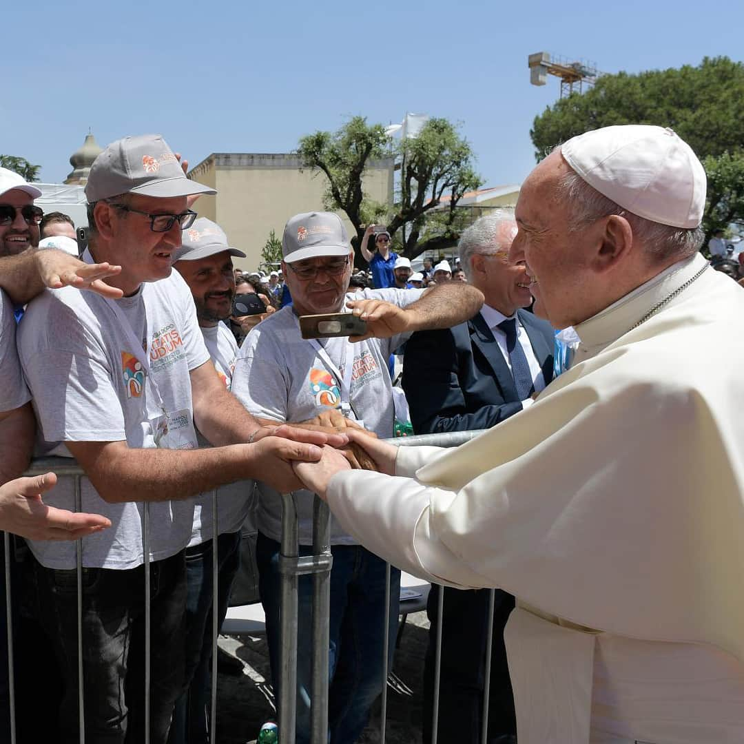 フランシスコ（ローマ教皇）さんのインスタグラム写真 - (フランシスコ（ローマ教皇）Instagram)「EN: Without communion and without compassion that is constantly nourished by prayer, theology not only loses its soul, but loses the intelligence and the ability to intepret reality in a Christian way.  PT: Sem comunhão e sem compaixão, constantemente alimentadas pela oração, a teologia não só perde a alma, mas perde a inteligência e a capacidade de interpretar de maneira cristã a realidade.  ES: Sin comunión y sin compasión, alimentadas constantemente por la oración, la teología no solo pierde el alma, sino también la inteligencia y la capacidad de interpretar cristianamente la realidad.  IT: Senza comunione e senza compassione, costantemente alimentate dalla preghiera, la teologia non solo perde l’anima, ma perde l’intelligenza e la capacità di interpretare cristianamente la realtà.  DE: Ohne Gemeinschaft und ohne Mitleid, die beständig vom Gebet getragen werden, verliert die Theologie nicht nur die Seele, sondern sie verliert die Intelligenz und die Fähigkeit, die Wirklichkeit christlich zu deuten.  PL: Bez komunii i bez współczucia, nieustannie karmionych modlitwą, teologia nie tylko traci duszę, ale gubi zdolność rozumienia i interpretowania rzeczywistości w sposób chrześcijański.  #veritatisgaudium , #naplesvisit , #visitanapoli , #visitanápoles, #besuchneapel , #PodróżNeapol」6月21日 23時10分 - franciscus