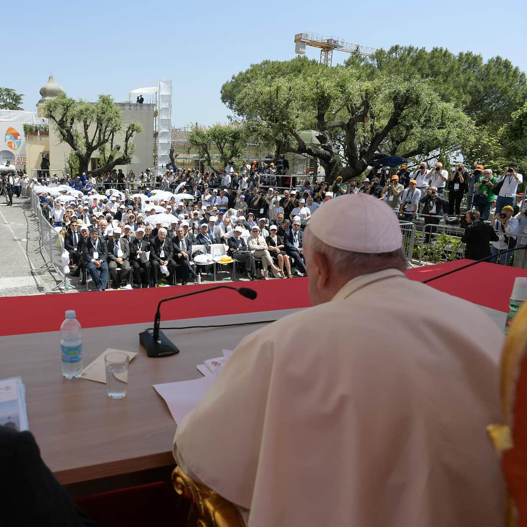 フランシスコ（ローマ教皇）さんのインスタグラム写真 - (フランシスコ（ローマ教皇）Instagram)「EN: Without communion and without compassion that is constantly nourished by prayer, theology not only loses its soul, but loses the intelligence and the ability to intepret reality in a Christian way.  PT: Sem comunhão e sem compaixão, constantemente alimentadas pela oração, a teologia não só perde a alma, mas perde a inteligência e a capacidade de interpretar de maneira cristã a realidade.  ES: Sin comunión y sin compasión, alimentadas constantemente por la oración, la teología no solo pierde el alma, sino también la inteligencia y la capacidad de interpretar cristianamente la realidad.  IT: Senza comunione e senza compassione, costantemente alimentate dalla preghiera, la teologia non solo perde l’anima, ma perde l’intelligenza e la capacità di interpretare cristianamente la realtà.  DE: Ohne Gemeinschaft und ohne Mitleid, die beständig vom Gebet getragen werden, verliert die Theologie nicht nur die Seele, sondern sie verliert die Intelligenz und die Fähigkeit, die Wirklichkeit christlich zu deuten.  PL: Bez komunii i bez współczucia, nieustannie karmionych modlitwą, teologia nie tylko traci duszę, ale gubi zdolność rozumienia i interpretowania rzeczywistości w sposób chrześcijański.  #veritatisgaudium , #naplesvisit , #visitanapoli , #visitanápoles, #besuchneapel , #PodróżNeapol」6月21日 23時10分 - franciscus