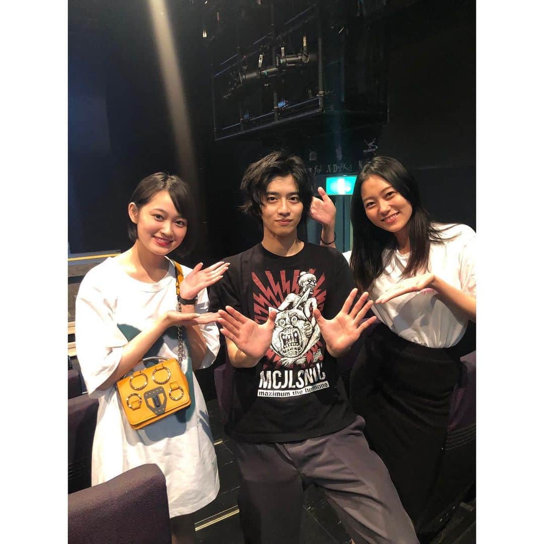 工藤綾乃のインスタグラム：「ちょっと今から仕事やめてくる観てきました！ 出演者皆さんのパワー溢れるお芝居素敵でした。 オスカー同い年組、飯島くんとみゆちゃんと写真を✌️」