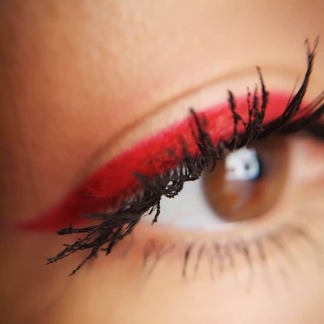 M•A•C Cosmetics Franceさんのインスタグラム写真 - (M•A•C Cosmetics FranceInstagram)「M·A·C - VIVA GLAM 💄  Nos makeups artists de M·A·C Montpellier ont réalisé ce superbe eyeliner pour célébrer les 25 ans de VIVA GLAM !  VIVA GLAM aide à lutter contre le VIH/SIDA, rouge à lèvres après rouge à lèvres. 👊  Crédit photo : @anaisbrd.mua , @moneynote , @marion_cardoso , @mavyj972 #maccosmeticsfrance  #maccosmetics #GlamforAcceptance #VIVAGLAM #macvivaglam」6月21日 23時00分 - maccosmeticsfrance