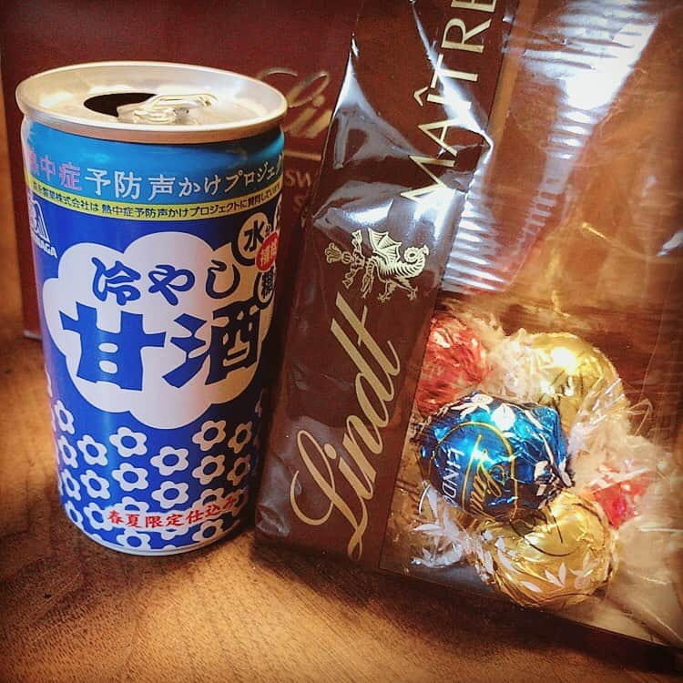 山本かおりさんのインスタグラム写真 - (山本かおりInstagram)「#冷やし甘酒 #最強のおいしさ  #最強の組み合わせ ❣️🐰 #甘酒大好き #お酒飲めない #リンツ大好き #lindt #일본음료수 #아마자케 #린트초콜렛 #맛있어 #japanesegirl #deliciouschocolate #shibuyascramble #shibuyacrossing #시부야스크램블 #술을못마시니 #초콜릿좋아해」6月21日 23時04分 - mochamocchan