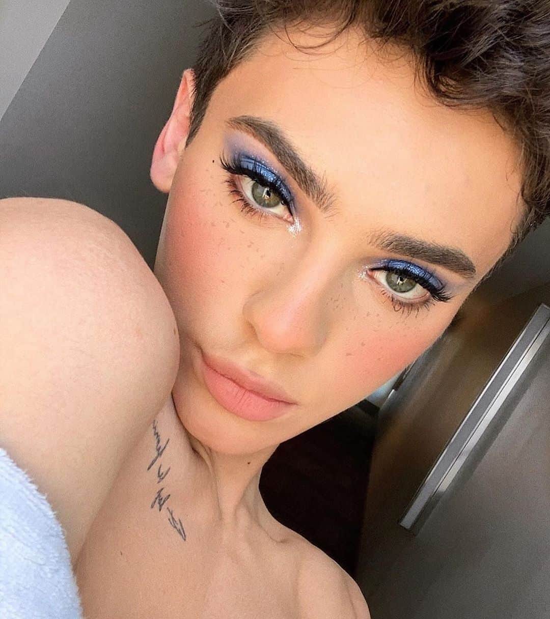 e.l.f.さんのインスタグラム写真 - (e.l.f.Instagram)「@ryanbpotter adds rosiness to his cheeks by using the Powder Blush Palette in Light, now 60% off during our summer sale 🥰 #elfingamazing #elfcosmetics #crueltyfree #vegan」6月21日 23時04分 - elfcosmetics