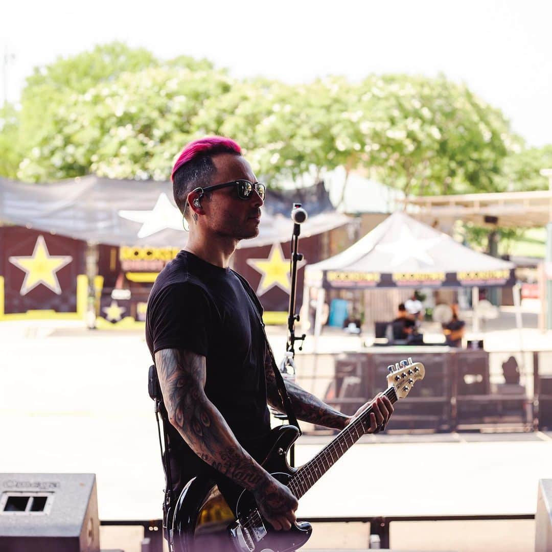 ニック・マーティンのインスタグラム：「Day 1 today of @rockstardisrupt Festival in Dallas. Doors open @ 1pm. SIRENS on @ 5pm. Who’s cruising out?! 😎🎉🤘🏽 #rockstarmusic #rockstardisrupt - 📸: @itsdannytodd」
