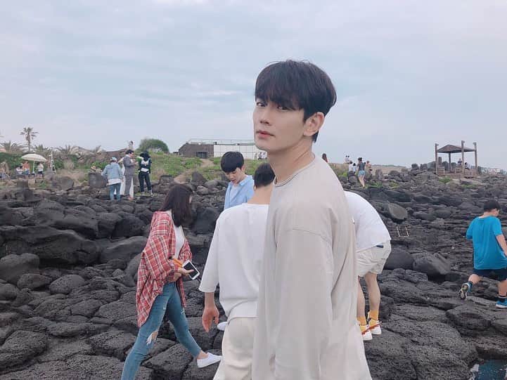 オン・ジュワンのインスタグラム：「니네 뭘 그렇게 찾아??😳 제주도 참 좋았다~ #제주도#추억#그날들#휴가」