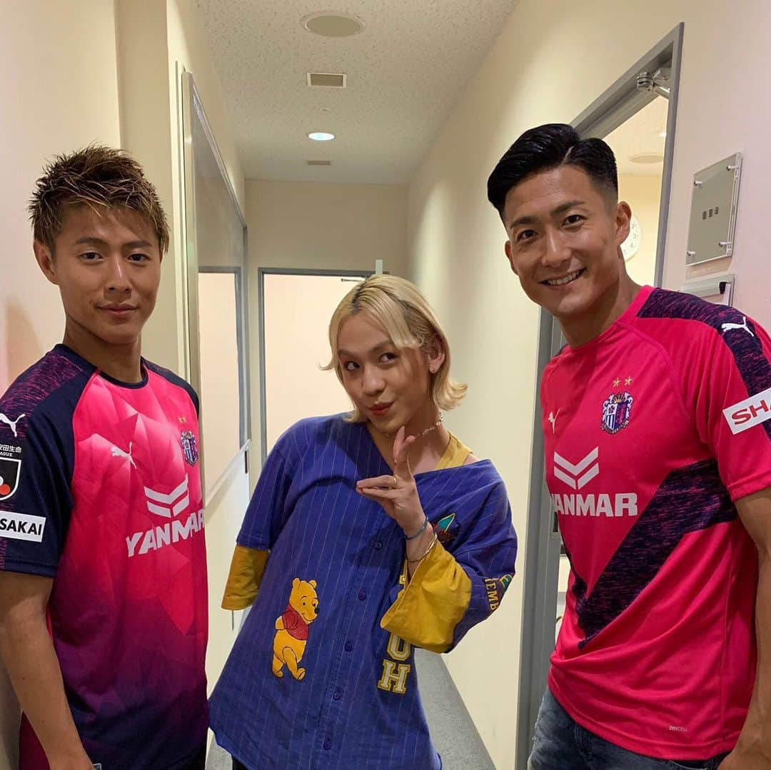 都倉賢のインスタグラム：「「快傑えみちゃんねる」本当に楽しかったな😊 そんな共演者との思い出📷 いやー笑いっぱなしでマジで顎痛くなりました…それにしても上沼さんは控えめに言って…神✨  さてさて明日もリハビリ頑張るぞー💪💪💪 #返り咲きカウントダウン」