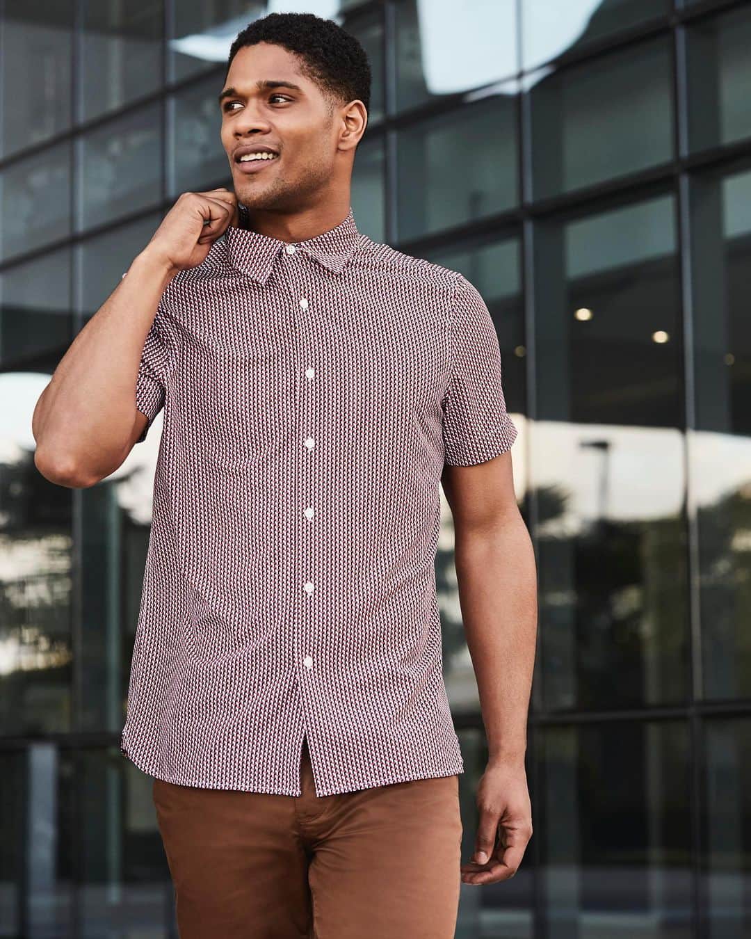 ペリーエリスのインスタグラム：「Total stretch fabric and seams give you 360 mobility and all-day comfort. This must have shirt features an expandable collar and moisture-wicking fabric. Tap to shop. #PerryEllis #LifeReadySince1976」