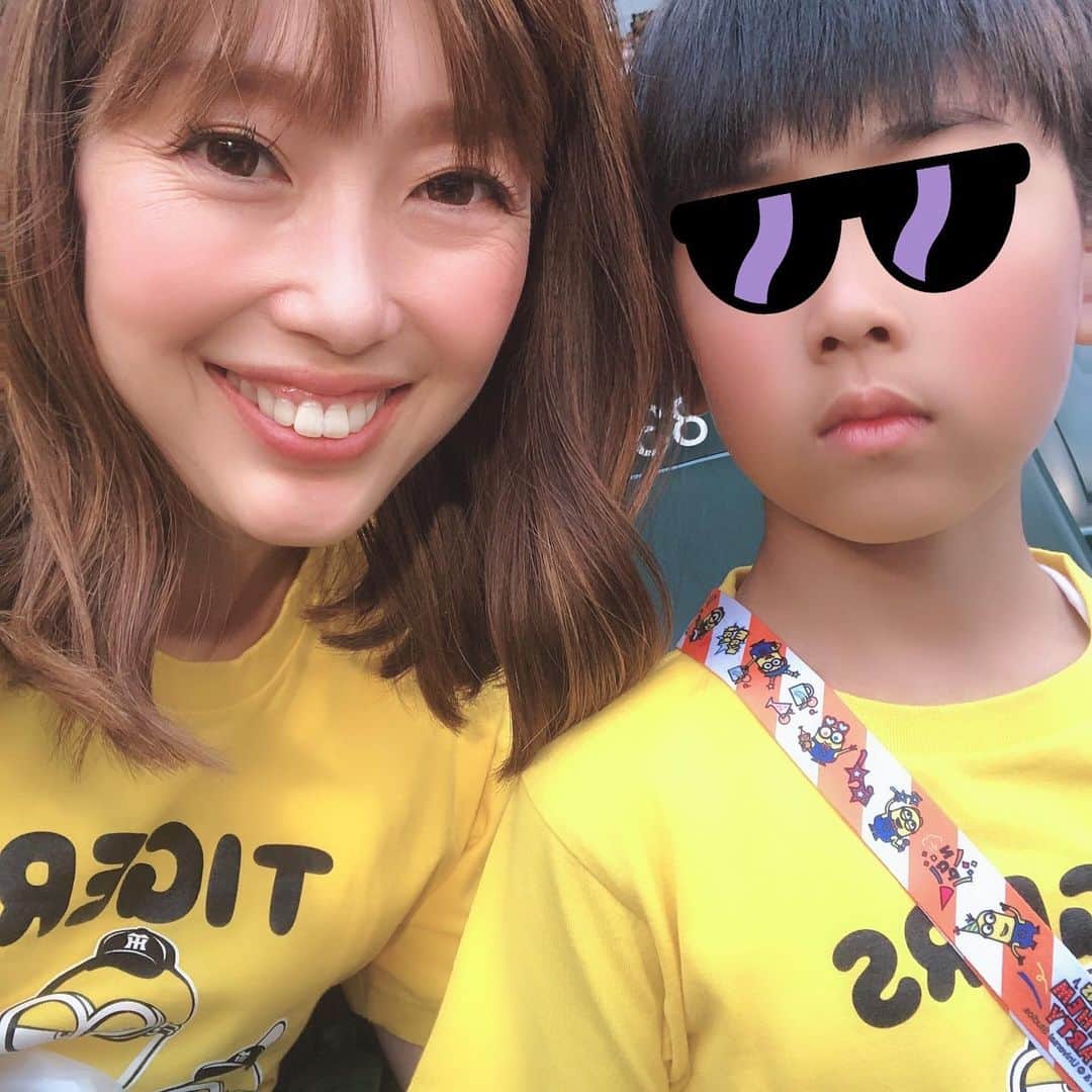 のインスタグラム：「今日は、息子の7歳のお誕生日🎂🎉たまたまタイミングよくお誕生日の日の阪神戦のチケットが手に入ったので、夜は阪神戦を見に行ってきました⚾️ バルーンも喜んでくれてよかった！お祝いは改めてゆっくりご飯会でもしようかな💕  そういえば、オリンピックのチケットが家族合わせて24枚！  に、たくさん反応いただきありがとうございました！ 今は日程に少しばらつきもあるので、調整してます。  #birthday #happyaif」