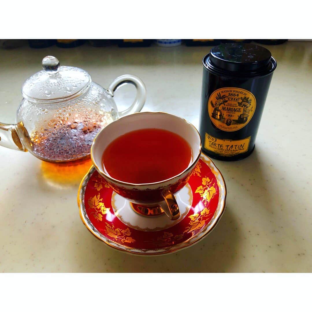 志村玲於さんのインスタグラム写真 - (志村玲於Instagram)「テグルマン タルト タタン  りんごのタルトのような香りが特徴の紅茶です。 この紅茶の面白いところはなんといっても茶葉が使われてないところ！いや、正確には使われているんですが、一般的な茶の樹ではなく、針葉樹から作られた茶葉なんです、ゆえに0カフェイン…(言ってみたかった)  ちなみにbutlerオススメポイントはホットでナイトティーです。 普通紅茶を飲むとカフェインで夜眠れなくなることが多いのですが、この紅茶ならその心配はありません、ただ、香りが限りなくりんごのタルトにそっくりなので小腹が空いてしまうかもしれません笑 是非気になった方は一度飲んでみてください #紅茶 #紅茶好き #紅茶Butler #mariagefreres」6月21日 23時20分 - reoshimura0129