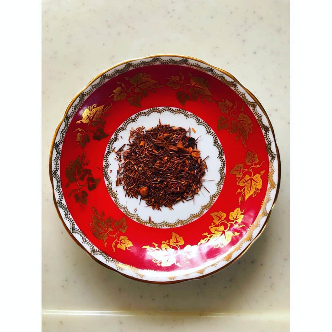 のインスタグラム：「テグルマン タルト タタン  りんごのタルトのような香りが特徴の紅茶です。 この紅茶の面白いところはなんといっても茶葉が使われてないところ！いや、正確には使われているんですが、一般的な茶の樹ではなく、針葉樹から作られた茶葉なんです、ゆえに0カフェイン…(言ってみたかった)  ちなみにbutlerオススメポイントはホットでナイトティーです。 普通紅茶を飲むとカフェインで夜眠れなくなることが多いのですが、この紅茶ならその心配はありません、ただ、香りが限りなくりんごのタルトにそっくりなので小腹が空いてしまうかもしれません笑 是非気になった方は一度飲んでみてください #紅茶 #紅茶好き #紅茶Butler #mariagefreres」