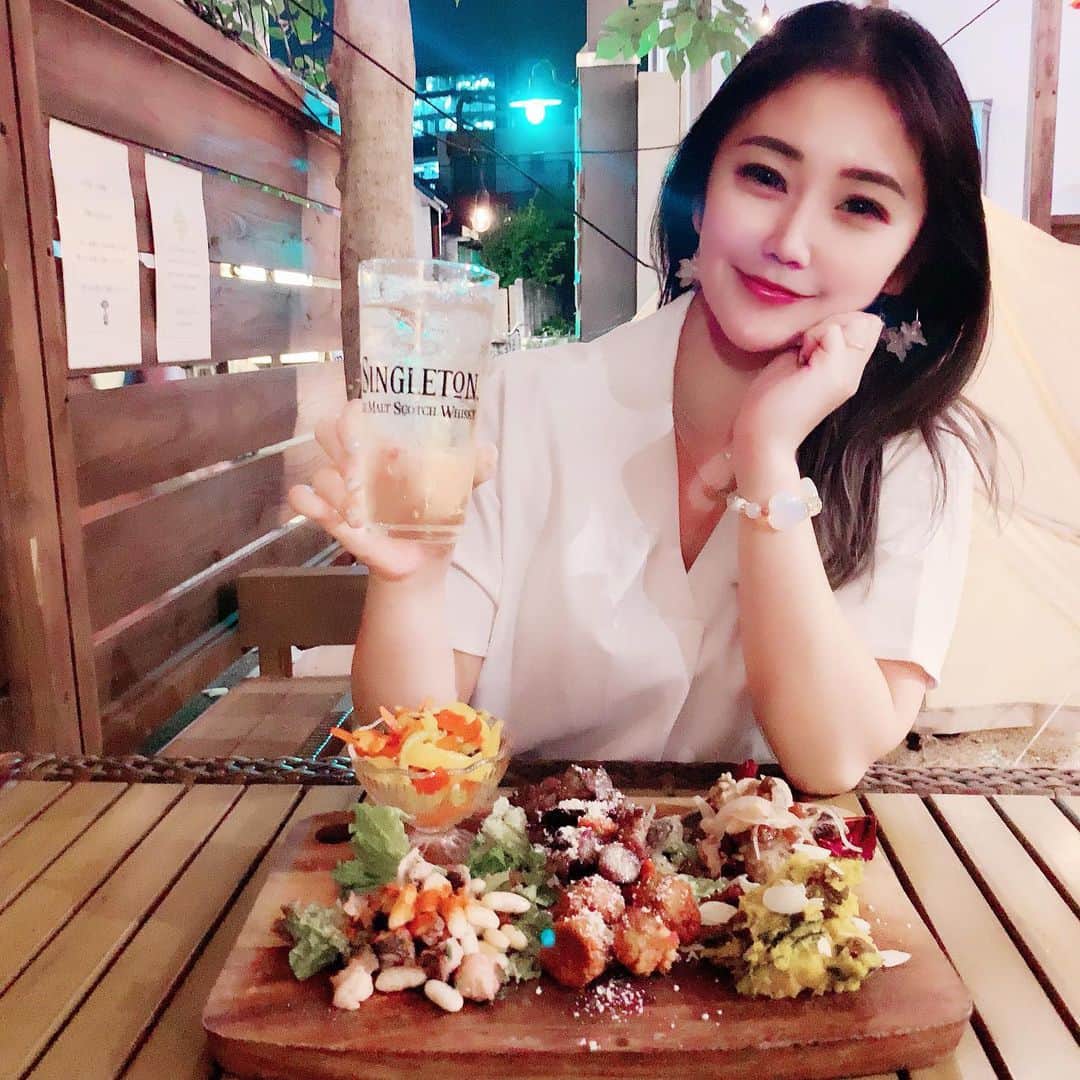 のインスタグラム：「みんなはハイボールは好きー？？﻿﻿ ﻿﻿ ハイボールマニアのお友達に教えて貰って、﻿﻿ THE SINGLETONハイボールを飲みに﻿﻿ 代々木駅徒歩１分のところにある〈ほぼ新宿のれん街〉に行ってきたよ♬﻿﻿ ﻿﻿ ﻿﻿ ザ シングルトン ダフタウン 12年は﻿﻿ 伝統的なウイスキー製法、何世代にも受け継がれるクラフトマンシップ、そしてスペイ川の良質な水で丹念に作られているシングルモルト🥃﻿﻿ 2007年に発売以来、数多くの金賞を含む55以上ものウイスキーアワードを受賞しているんだって😳✨✨﻿﻿ ﻿﻿ ﻿﻿ 一口口に含むと、甘みのある香りがふわっと鼻に抜けるー🥰﻿﻿ なめらかでシルキーな味わいで、ハイボール初心者さんも飲みやすいよ♡﻿﻿ ﻿﻿ ﻿﻿ ほぼ新宿のれん街では﻿﻿ シングルトンのイベントが7/17まで実施中🥃✨﻿﻿ ﻿﻿ 色んな食事に合うから、ぜひTHE SINGLETONハイボールを飲みに遊びに行ってみてね💕💕﻿﻿ ﻿﻿ ﻿﻿ ﻿﻿ 【ほぼ新宿のれん街】﻿﻿ 東京都渋谷区千駄ヶ谷5-20-10﻿﻿ ﻿﻿ ﻿﻿ #シングルトンハイボール﻿﻿ #シングルトンダフタウン﻿﻿ #ほぼスコットランドのれん街﻿﻿ #ほぼ新宿のれん街﻿﻿ #ハイボールのためのシングルモルト﻿﻿ #PR#ハイボール﻿﻿ #THESINGLETONDUFFTOWN﻿﻿ #グルメ女子#新宿グルメ﻿﻿ #東京グルメ#代々木グルメ﻿﻿ #代々木#新宿#女子会﻿」
