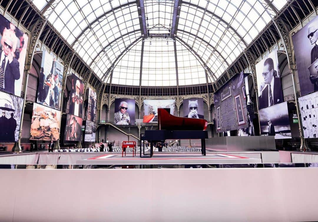 カールラガーフェルドさんのインスタグラム写真 - (カールラガーフェルドInstagram)「Paris' iconic Grand Palais was transformed with an extraordinary photographic tribute for the #KarlForever memorial. #KarlForever2019」6月21日 23時21分 - karllagerfeld