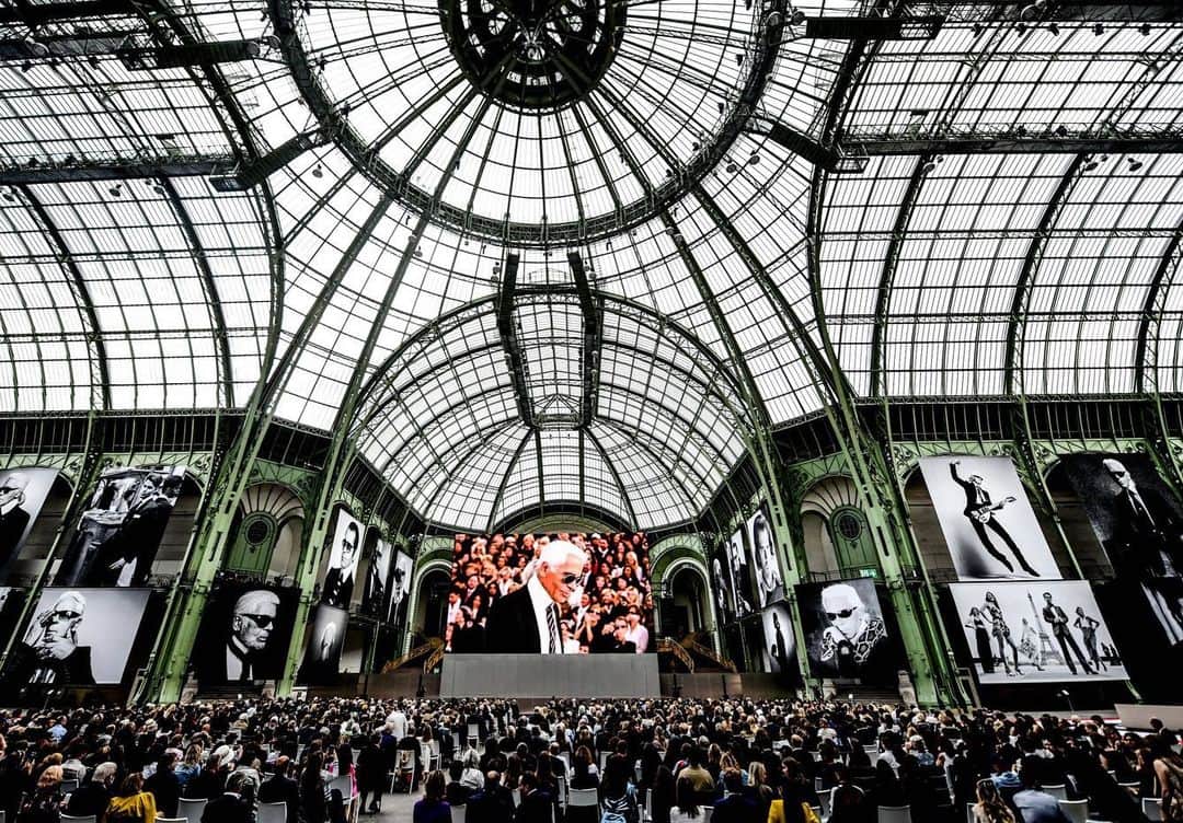 カールラガーフェルドさんのインスタグラム写真 - (カールラガーフェルドInstagram)「Paris' iconic Grand Palais was transformed with an extraordinary photographic tribute for the #KarlForever memorial. #KarlForever2019」6月21日 23時21分 - karllagerfeld