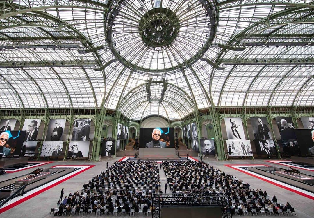 カールラガーフェルドさんのインスタグラム写真 - (カールラガーフェルドInstagram)「Paris' iconic Grand Palais was transformed with an extraordinary photographic tribute for the #KarlForever memorial. #KarlForever2019」6月21日 23時21分 - karllagerfeld