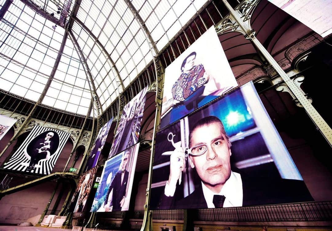 カールラガーフェルドさんのインスタグラム写真 - (カールラガーフェルドInstagram)「Paris' iconic Grand Palais was transformed with an extraordinary photographic tribute for the #KarlForever memorial. #KarlForever2019」6月21日 23時21分 - karllagerfeld