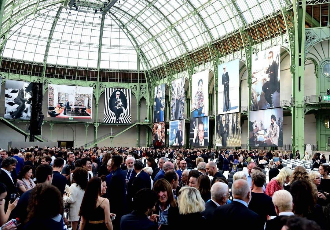 カールラガーフェルドさんのインスタグラム写真 - (カールラガーフェルドInstagram)「Paris' iconic Grand Palais was transformed with an extraordinary photographic tribute for the #KarlForever memorial. #KarlForever2019」6月21日 23時21分 - karllagerfeld