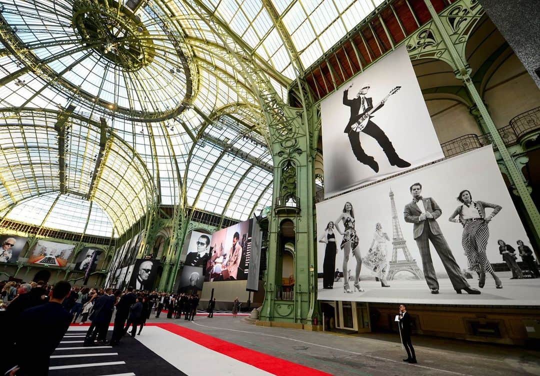 カールラガーフェルドさんのインスタグラム写真 - (カールラガーフェルドInstagram)「Paris' iconic Grand Palais was transformed with an extraordinary photographic tribute for the #KarlForever memorial. #KarlForever2019」6月21日 23時21分 - karllagerfeld