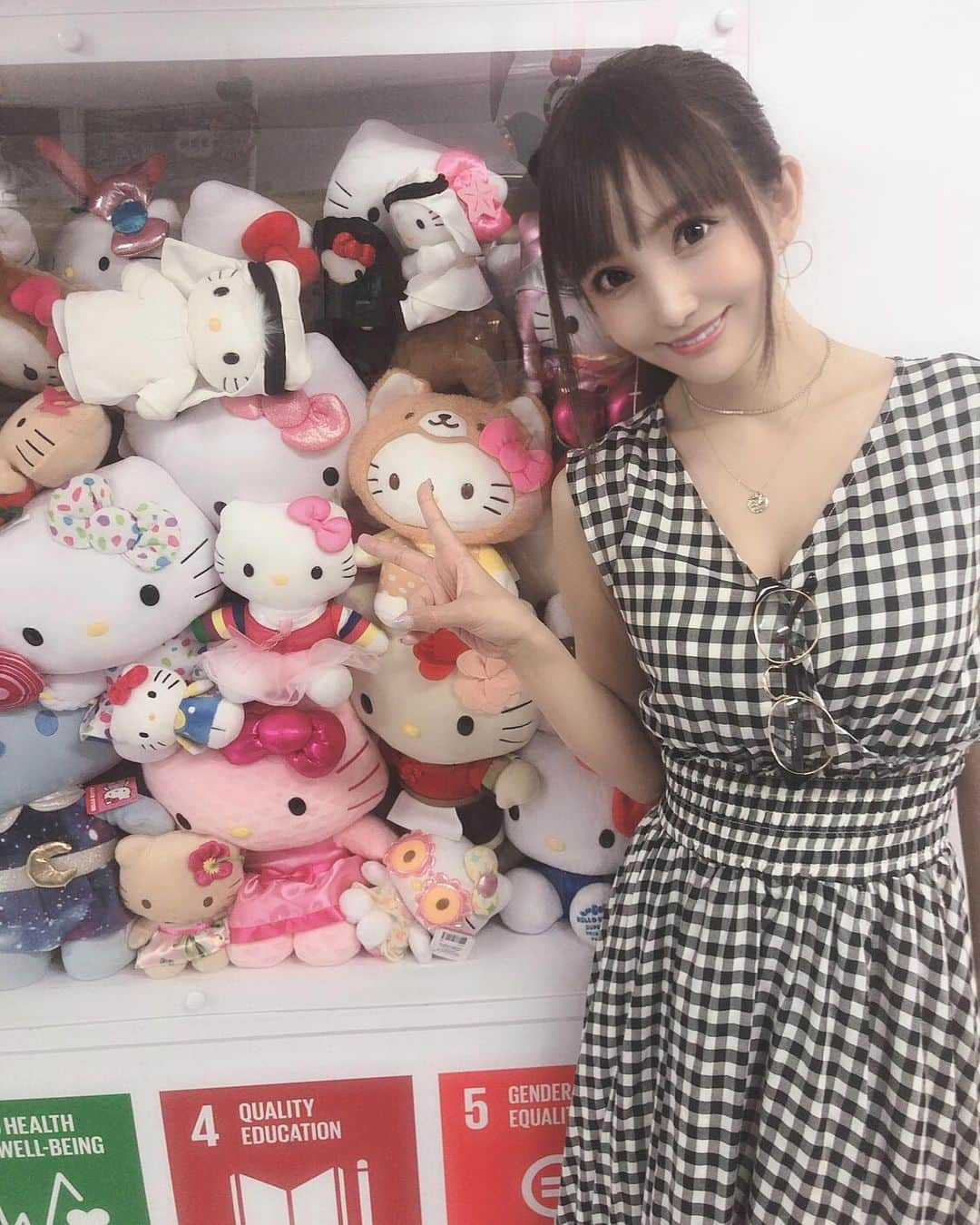 宇佐美あいりさんのインスタグラム写真 - (宇佐美あいりInstagram)「昨日ラジオの帰り道に渋谷の駅前にある電車🚃に乗ってみたら期間限定で大好きなキティちゃんになってたぁ💓可愛い😍写真撮ったw藤巻さんと徳田さんも一緒にキティちゃん😂💕ずっと勇気なく初めて入ったけど観光案内所だったんやね(๏о๏)❢知らなかったぁw  #青ガエル観光案内所#東急電鉄#5000系#車両#第1号車#電車#期間限定#展示#キティ#キティちゃん#hallowkitty#渋谷#shibuya#ハチ公前#駅前#japanesegirl#followme#送#ヘア#ponytail#コーデ#fashion#ギンガムチェック#instadaily#instalike#igers #selfie#instagood#pleaselike#pleasefollow」6月21日 23時22分 - airi.usami_official