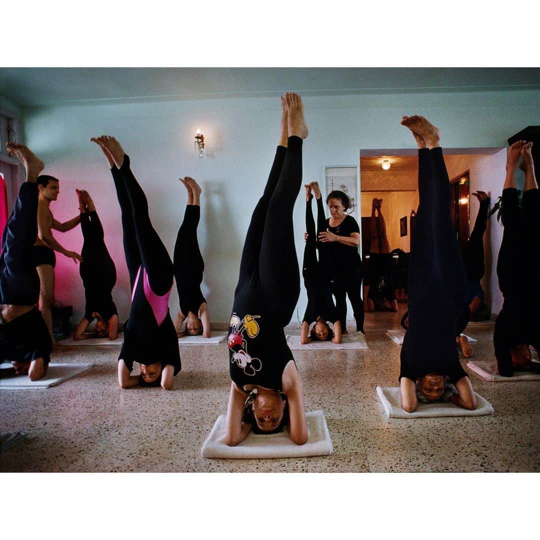 スティーブ・マカリーさんのインスタグラム写真 - (スティーブ・マカリーInstagram)「Today is International Day of Yoga. “Yoga is a light which once lit will never dim, the better your practice the brighter your flame." – B.K.S. Iyengar. #internationaldayofyoga2019. A yoga class, #Bombay, #India, 1993.」6月21日 23時24分 - stevemccurryofficial