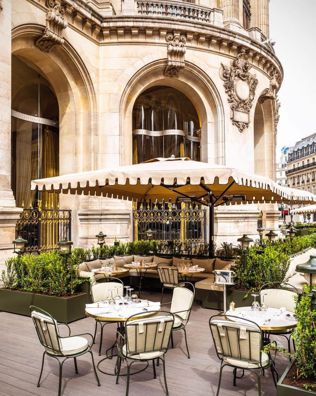 Vogue Parisさんのインスタグラム写真 - (Vogue ParisInstagram)「Just in time for the heatwave set to seize Paris, here are the city's most beautiful suntrap terraces. @coco_palaisgarnier」6月22日 4時49分 - voguefrance