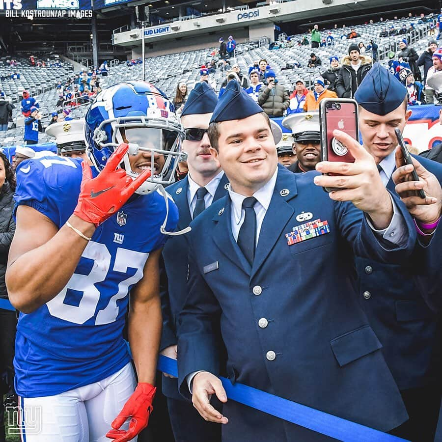 New York Giantsさんのインスタグラム写真 - (New York GiantsInstagram)「SMILE! 😄🤳 It’s #NationalSelfieDay」6月22日 4時54分 - nygiants