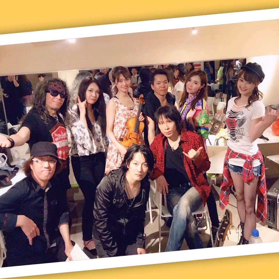 愛内里菜のインスタグラム：「LIVING THE MOMENT﻿ 記念写真〜🎵﻿ ﻿ ゲストとして参加させて頂きました！﻿ みなさまありがとうございました😌﻿ ﻿ 2枚目﻿ 真剣に話しを聞いてる私の横で﻿ KOJIさんこんなんばっかりしてる🤣﻿ いつもお力を貸して頂き感謝しています🙏﻿ ﻿ 3枚目﻿ ギターソロ﻿ めちゃくちゃカッコよく演奏して頂きありがとうございました！HIDEさん✨﻿ ﻿ 4枚目﻿ 垣内倶楽部に支えられて🌈😆﻿ ﻿ 5枚目﻿ Brigh Nation﻿ さっちゃん☺️☺️﻿ 楽しかったね！ありがとう💗 ﻿ ﻿ #生配信 #配信開始 ﻿﻿ #ポコチャ  はじめました #Rポコチャ﻿ #17 はじめました #イチナナ﻿ #愛内里菜 改め #R として #歌手 再始動﻿﻿﻿﻿﻿﻿ #垣内りか #垣内倶楽部 ﻿﻿﻿﻿﻿﻿ #新曲 #邦ロック#ミュージック#音楽の力﻿﻿﻿﻿﻿﻿﻿ #音楽﻿﻿﻿ #ライブ #ライブイベント﻿﻿﻿﻿﻿ #kojinw8﻿﻿﻿ #brashbeat kojiさん﻿﻿﻿﻿ #brighnation﻿﻿ #sachiart04﻿﻿ #山口PON昌人 さん﻿﻿﻿﻿﻿ #諸橋あず さん﻿﻿﻿﻿ #ロックイベント﻿﻿﻿﻿﻿」