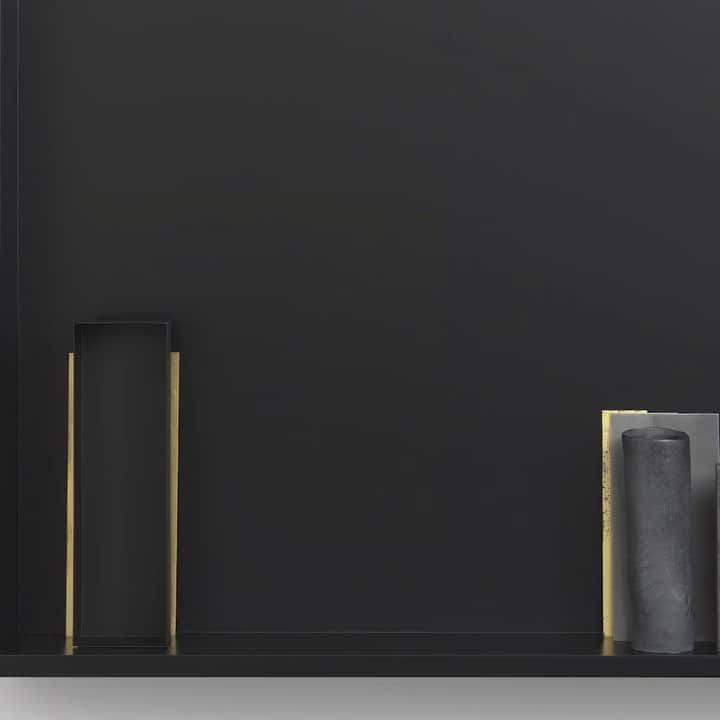 のインスタグラム：「#ExhibitionForNotreDame: This work by Edmund de Waal features in “An Exhibition for Notre-Dame” at Gagosian, Paris. The show, which honors the reconstruction of the Cathédrale Notre-Dame de Paris, is on view through July 27.  Edmund de Waal's art reflects his fascination with the nature of objects and the story of their collection and display. His work explores a dialogue between minimalism, architecture, and sound and is informed by his passion for literature. For inquiries regarding available works, please contact notredame@gagosian.com. __________ #NotreDame #RebuildNotreDame #Gagosian #EdmunddeWaal  Edmund de Waal, "black fire," 2019, 3 porcelain vessels, 5 steel shims (some with gilding), 1 steel box, and 1 steel block in an aluminum and glass vitrine, 46 7/8 × 30 3/4 × 5 3/8 inches (119 × 78 × 13.5 cm) © Edmund de Waal」