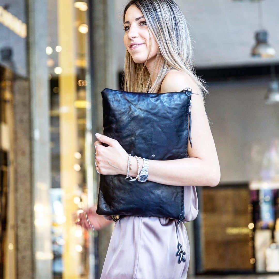 エンリーベグリンのインスタグラム：「With only one bag, you can change your outfit completely.  #henrybeguelin#vegetaltannedleather#crespo#leather#baz#new#black#color#」