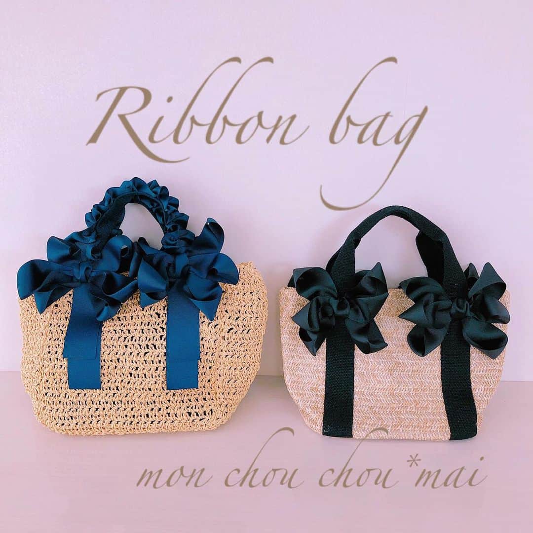 maiii0301さんのインスタグラム写真 - (maiii0301Instagram)「たっぷりribbonのカゴバッグ♡ ーーーーーーーーーーーーーーーーーーーーーーーー こちらもオーダーメイドです♡ お友達が左✴︎の黒ribbon愛用してくださっていてオススメしてくださり、そのお友達はネイビーribbon✴︎にて製作♡ ーーーーーーーーーーーーーーーーーーーーーー そのまたお仲間さんも、黒ribbonにてオーダーなど、嬉しい連鎖にて色んなタイプのカゴバッグを製作しています♡ また、新たに入荷待ちのタイプもあります…🤭♡ ーーーーーーーーーーーーーーーーーーーーーー もうカゴバッグは、この季節、人気なので早い者勝ち状態ですね♡ 写真右✴︎の黒ribbonバッグが、ラスト1点あります❕ マチもたっぷりとあり自立するしっかりとした作りでFrancfrancのハンディーファンもすっぽり入るカゴバッグ🧺です💕 一点のみなので、気になる方はお早めにお問い合わせくださいませ❕ お値段は4,000円です‼︎♡ 内ポケット付き ーーーーーーーーーーーーーーーーーーーーー ジリジリと暑い日も、好きなファッションを楽しんで乗りきりましょう☺️💓」6月21日 23時27分 - maiii0301