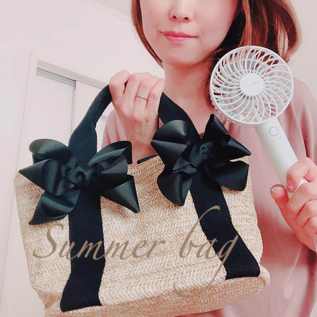 maiii0301さんのインスタグラム写真 - (maiii0301Instagram)「たっぷりribbonのカゴバッグ♡ ーーーーーーーーーーーーーーーーーーーーーーーー こちらもオーダーメイドです♡ お友達が左✴︎の黒ribbon愛用してくださっていてオススメしてくださり、そのお友達はネイビーribbon✴︎にて製作♡ ーーーーーーーーーーーーーーーーーーーーーー そのまたお仲間さんも、黒ribbonにてオーダーなど、嬉しい連鎖にて色んなタイプのカゴバッグを製作しています♡ また、新たに入荷待ちのタイプもあります…🤭♡ ーーーーーーーーーーーーーーーーーーーーーー もうカゴバッグは、この季節、人気なので早い者勝ち状態ですね♡ 写真右✴︎の黒ribbonバッグが、ラスト1点あります❕ マチもたっぷりとあり自立するしっかりとした作りでFrancfrancのハンディーファンもすっぽり入るカゴバッグ🧺です💕 一点のみなので、気になる方はお早めにお問い合わせくださいませ❕ お値段は4,000円です‼︎♡ 内ポケット付き ーーーーーーーーーーーーーーーーーーーーー ジリジリと暑い日も、好きなファッションを楽しんで乗りきりましょう☺️💓」6月21日 23時27分 - maiii0301