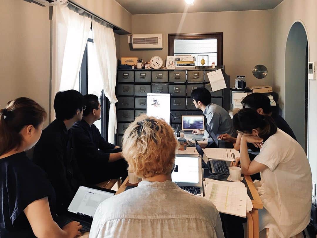 naoko tawaraのインスタグラム：「昨日は9月開催の「ててて往来市2019」の出展者審査会&レイアウト大会。実行委員のメンバーに、福嶋さん、ゲストにセコリ荘の宮浦さんをむかえて、ひとつひとつ確認して意見を出し合う。みなさんが大事にしてるポイントも参加して少しずつだけどわかって、これまで知らなかったててての面白さに触れた2日間でした。 ここから一気に開催に向けてやることもりもりなので、頑張ります。てててのインスタでも情報アップしていくのでよかったらそちらもフォローしてご確認いただけるとうれしいです〜 @tetete_consortium」