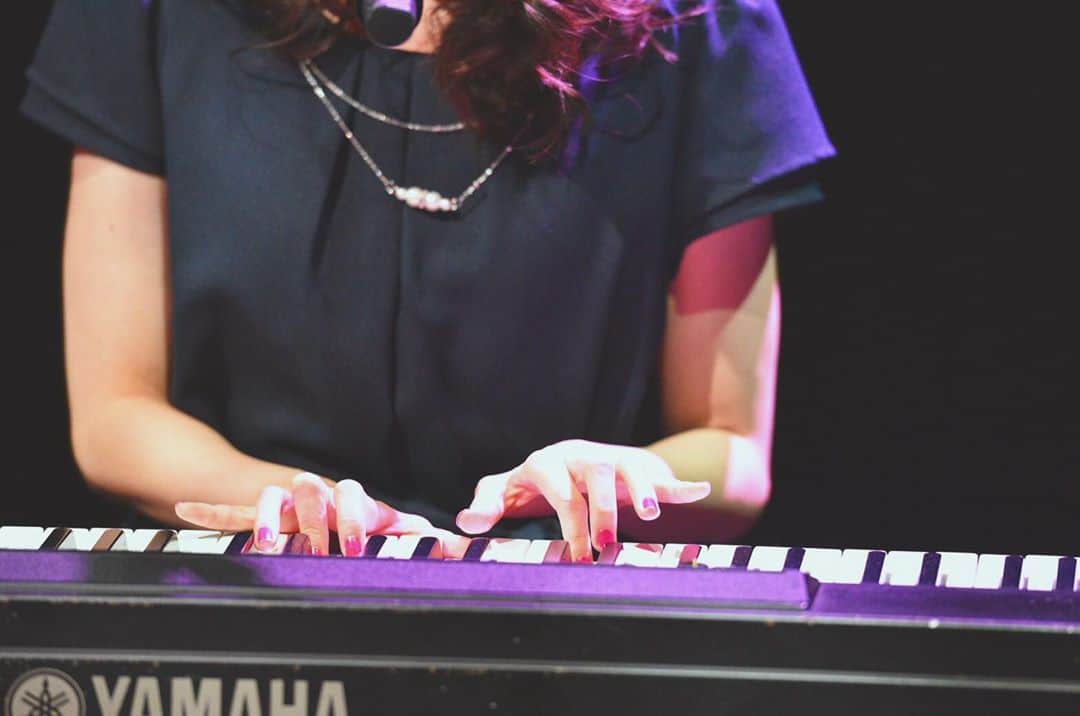 田辺奈菜美さんのインスタグラム写真 - (田辺奈菜美Instagram)「2部はいろんなトライ 私は小学生の時4年間習っていたピアノに挑戦した 久しぶりに弾いたけどやっぱり難しい、、、 もっと練習して上手くなれるように頑張る！ なにか弾いて欲しい曲とか練習に向いてるよっていう曲があれば教えて欲しいです🎹♪ #ONEPIXCEL#tripletry#弾いてトライ#ピアノ#弾き語り#小指の主張笑#nanamitanabe」6月21日 23時31分 - _nanami_1110