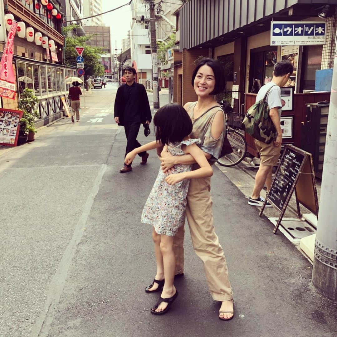 桃生亜希子のインスタグラム：「美容院行って目黒川沿いをランチしようかと歩いていたら、"pちゃん！"と、後ろから。  振り向くと、横須賀のmonstyle familyがいてびっくり😂  丁度ランチしようとしてたらしく、一緒にタイ料理○  久々のななちゃんと、会いたかったなほちゃんにも会えて いい日になったわ😊🌞 ネイル💅も、新調🔥 のあがシャイで私が誘拐してるみたいな写真だな。」