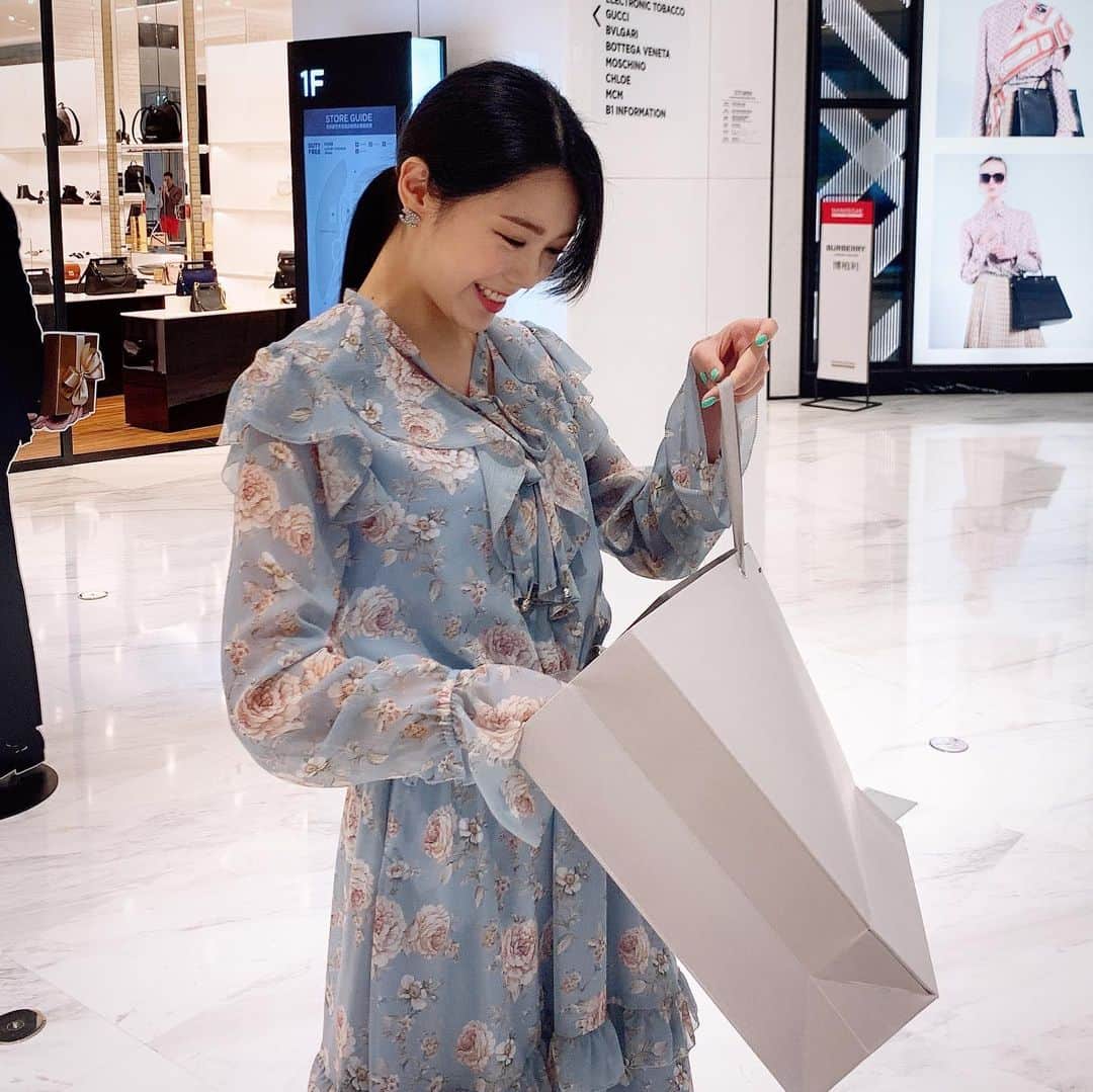 リジ のインスタグラム：「제 원피스 너무 이쁘지않나요?_? 지금날씨에 딱이에요💕 하늘하늘한게 여신핏!!! 너무이쁜 우리 박가의 자랑 은지언니의 선물👍🏻 땡큐언니!  @egeeparkcom @egeepark_official #egeepark」