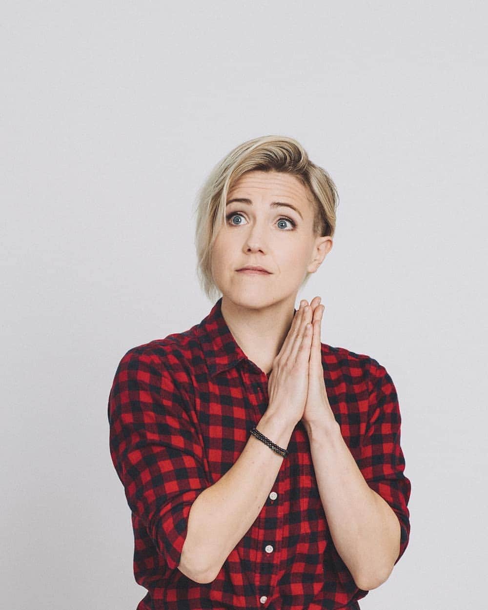 ハナー・ハートのインスタグラム：「when your period starts in the middle of a conversation」